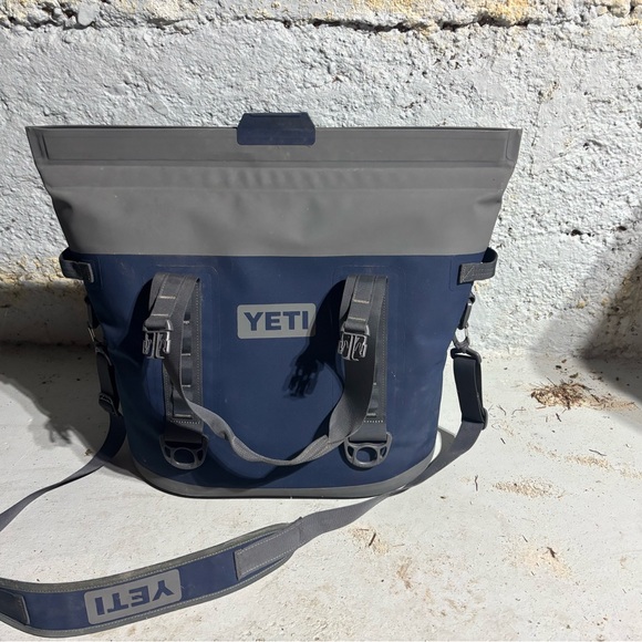 Yeti bag cooler - Picture 2 of 3